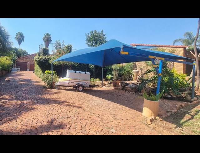 6 BEDROOM HOUSE FOR SALE IN ZWARTKOP